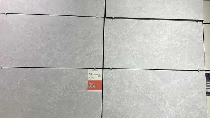 地铺石瓷砖与石英砖：性能对比与选购要点